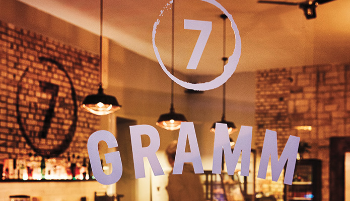 7Gramm Tür mit Logo und Blick ins Ladencafe